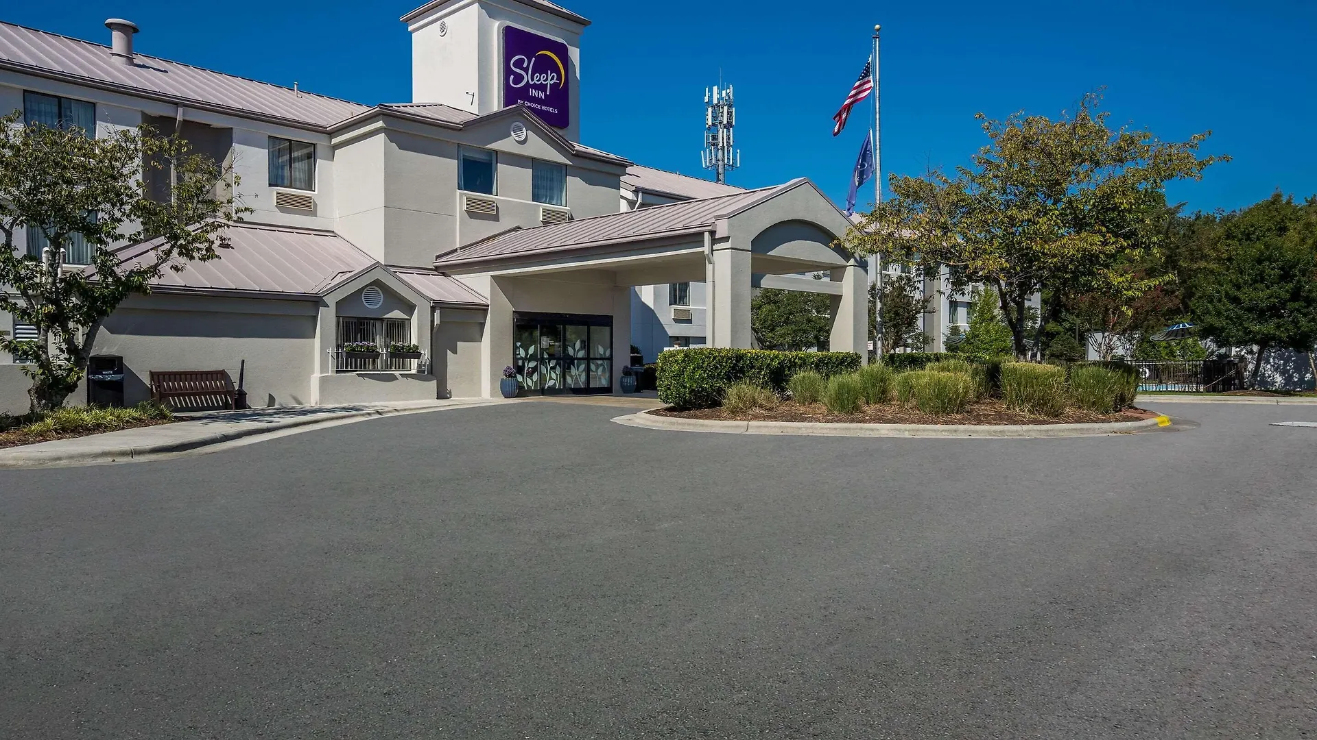 Staying Near New Hanover County Arboretum: 7 Airport Hotels Compared