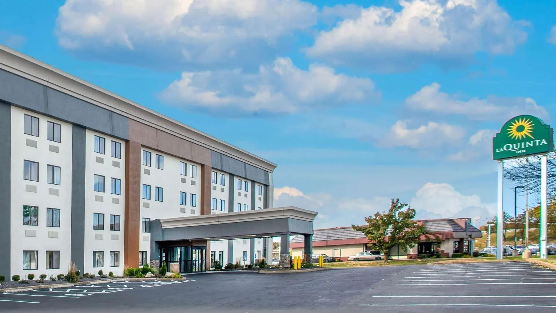 5 Smart Airport Hotels Near Contract-Dbe Office Worth Booking