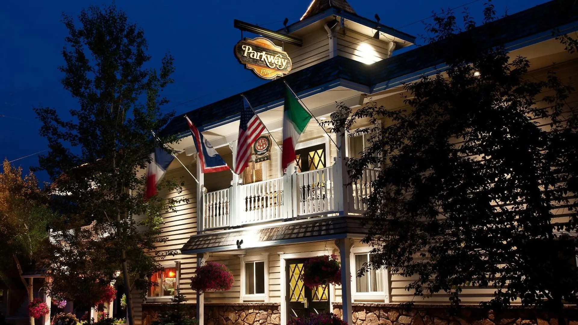 4 Exceptional Design Hotels Near Snow King Resort for Mountain Access