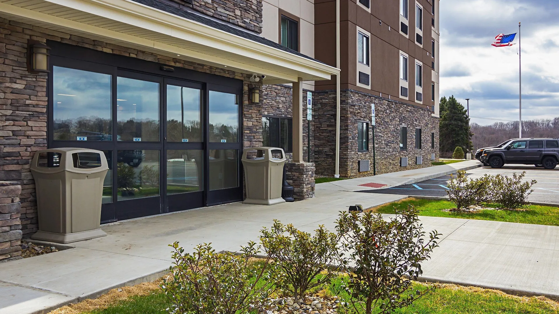 4 Top 3-Star Hotels Near Merrick Free Art Gallery, Monaca