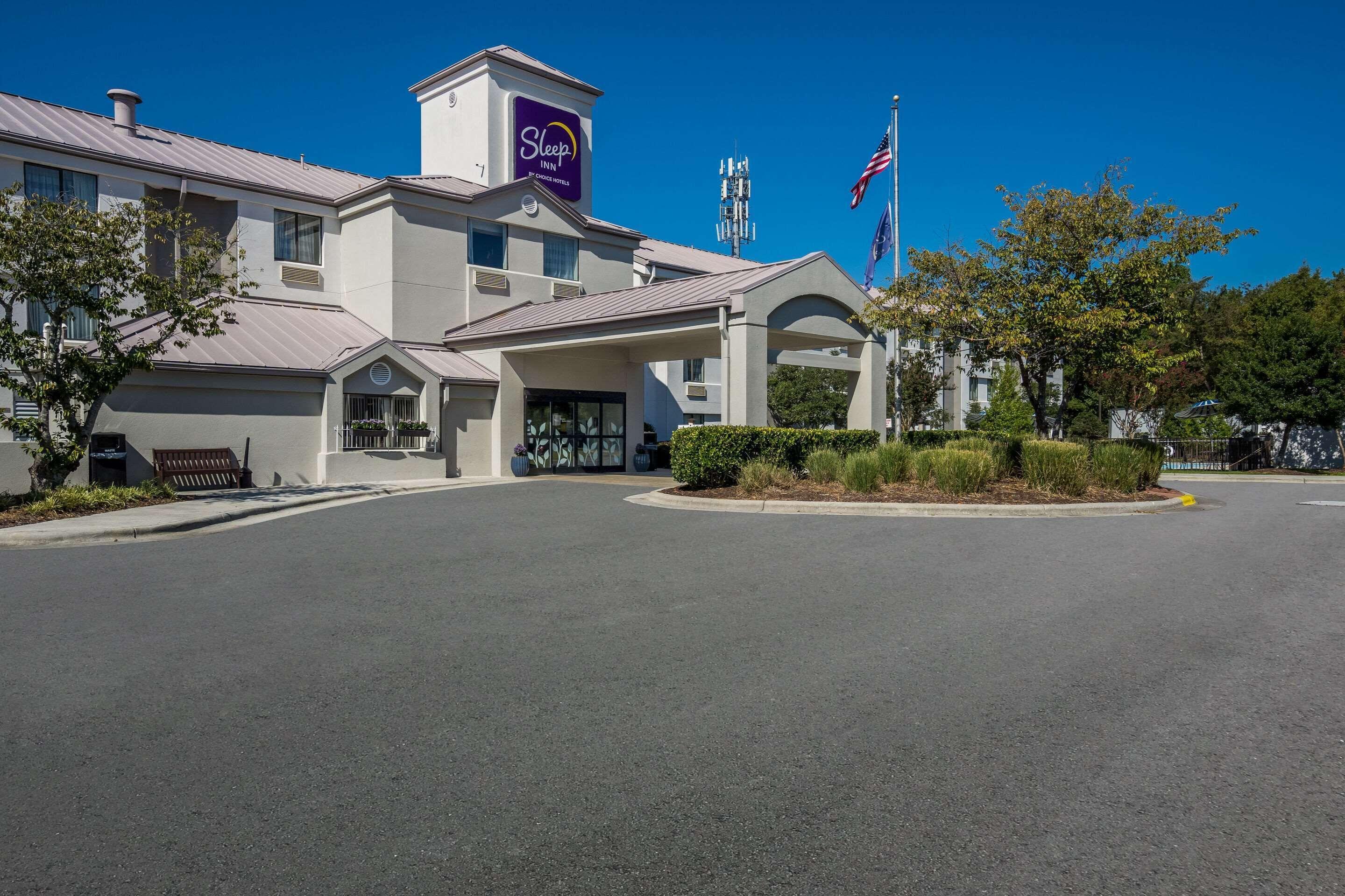 Staying Near New Hanover County Arboretum: 7 Airport Hotels Compared