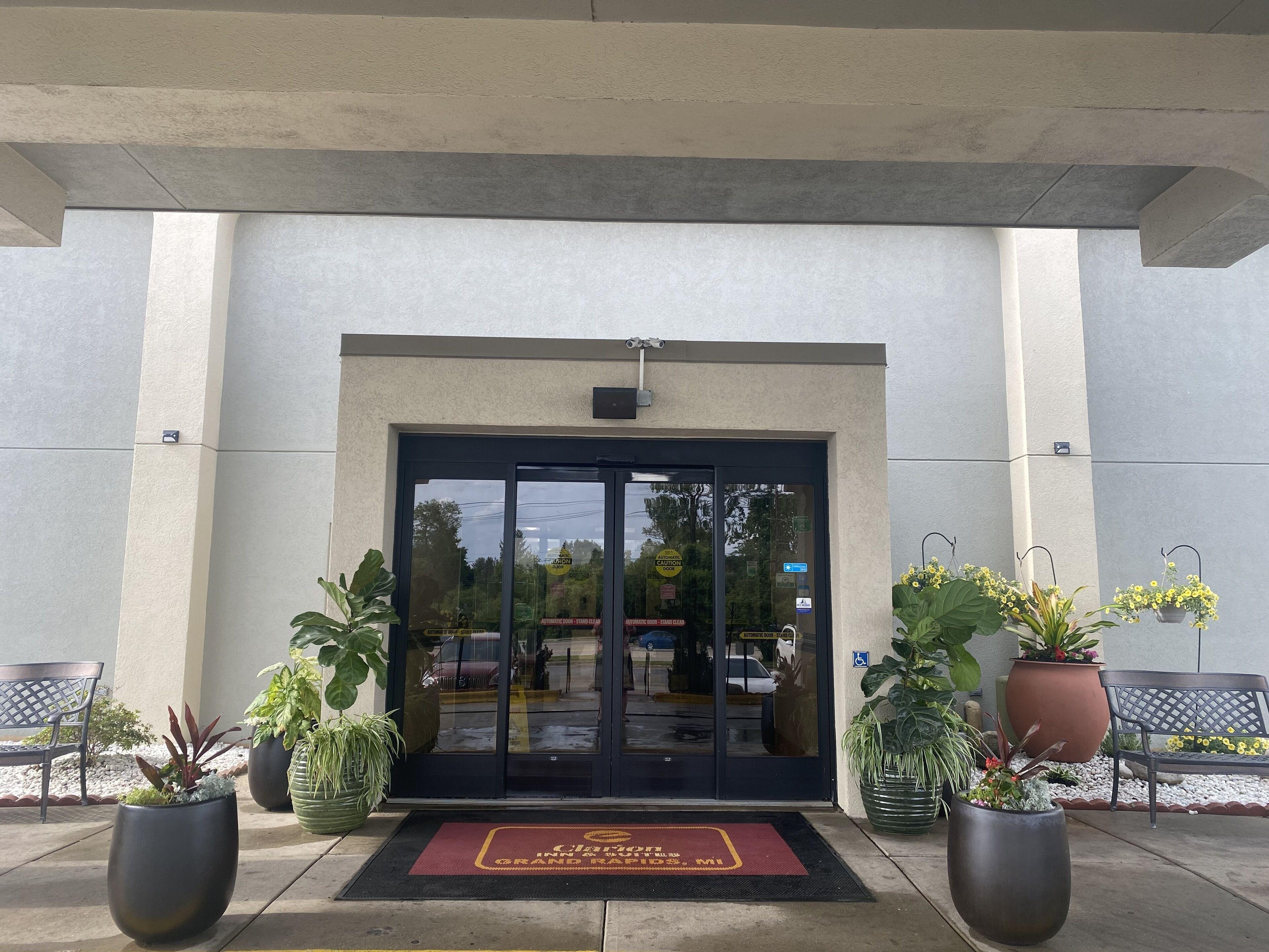 Where to Stay Near Indian Trails Golf Course: 5 Top Hotels