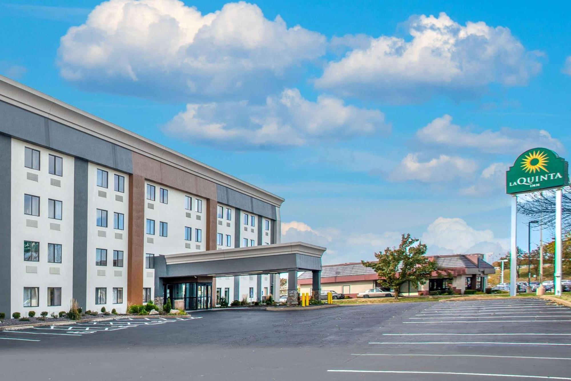 5 Smart Airport Hotels Near Contract-Dbe Office Worth Booking