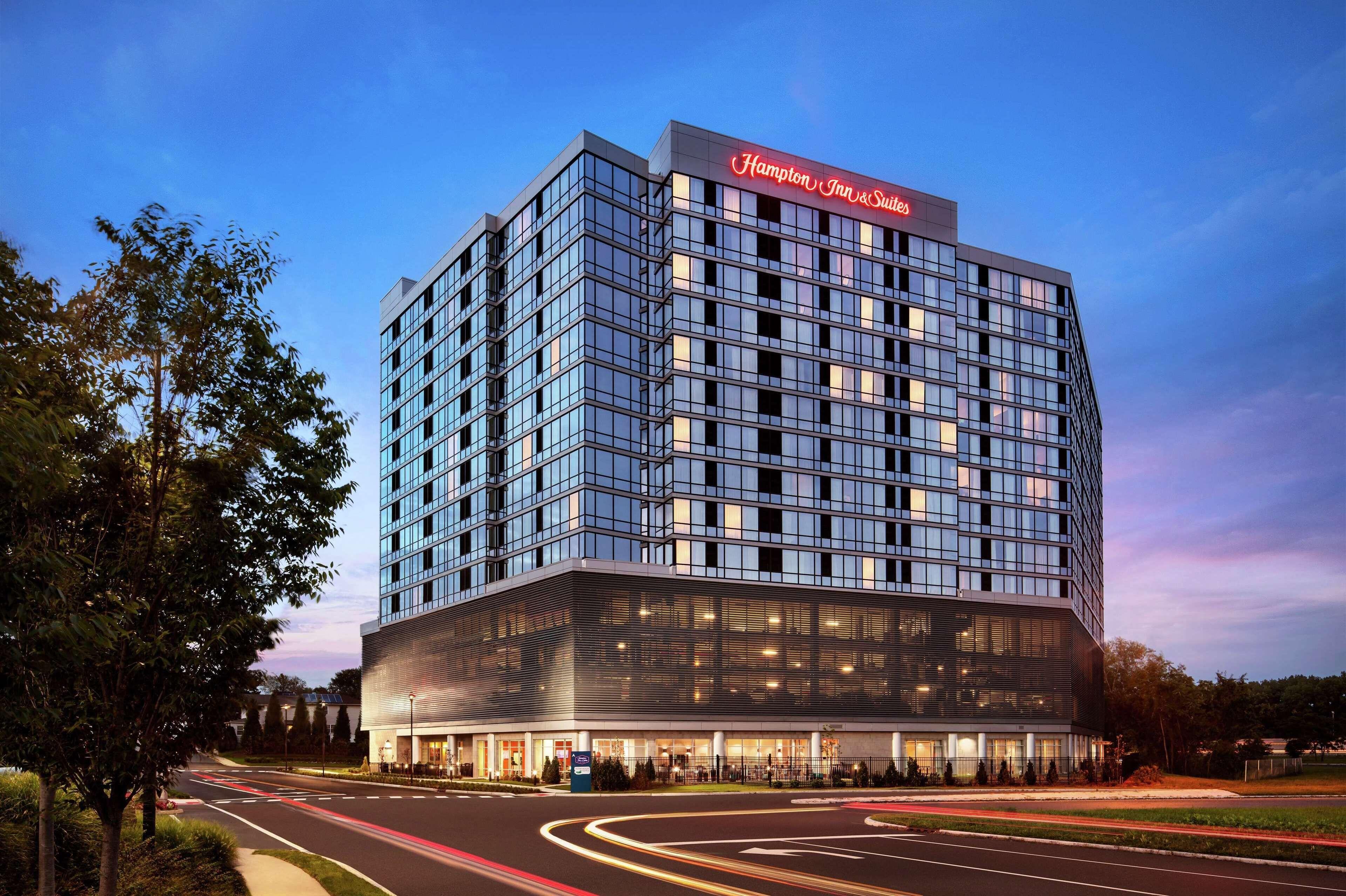 4 Smart Airport Hotels Near Fairleigh Dickinson University