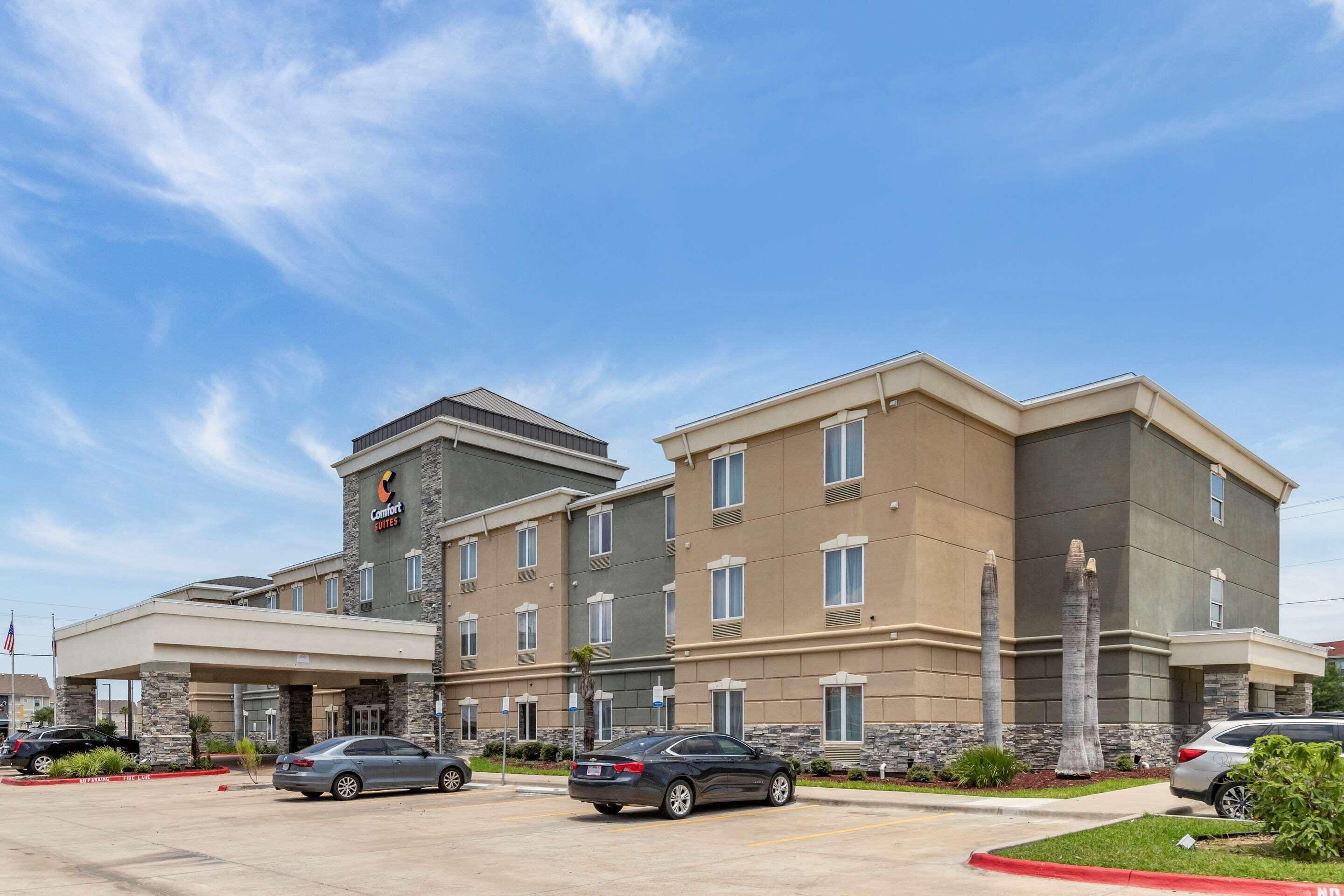 Staying Near Collier Park: 4 Three-Star Hotels Compared