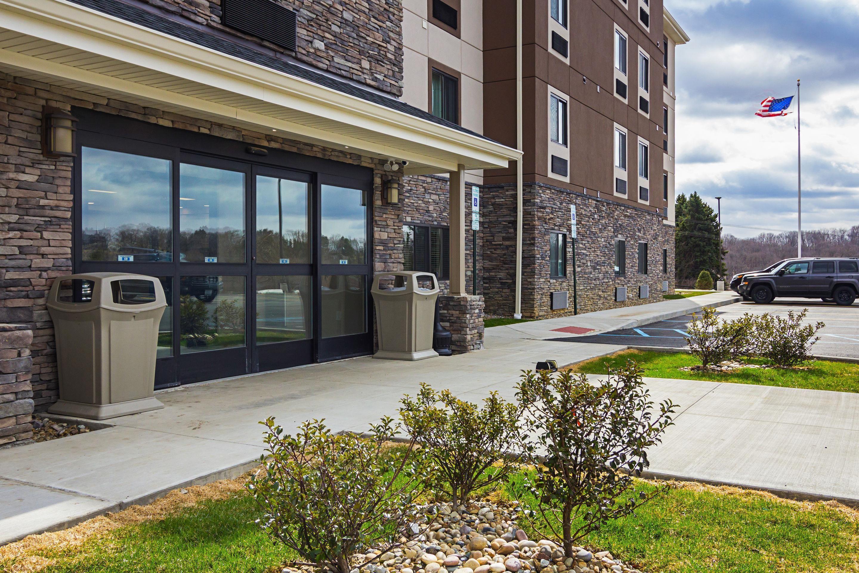 4 Top 3-Star Hotels Near Merrick Free Art Gallery, Monaca